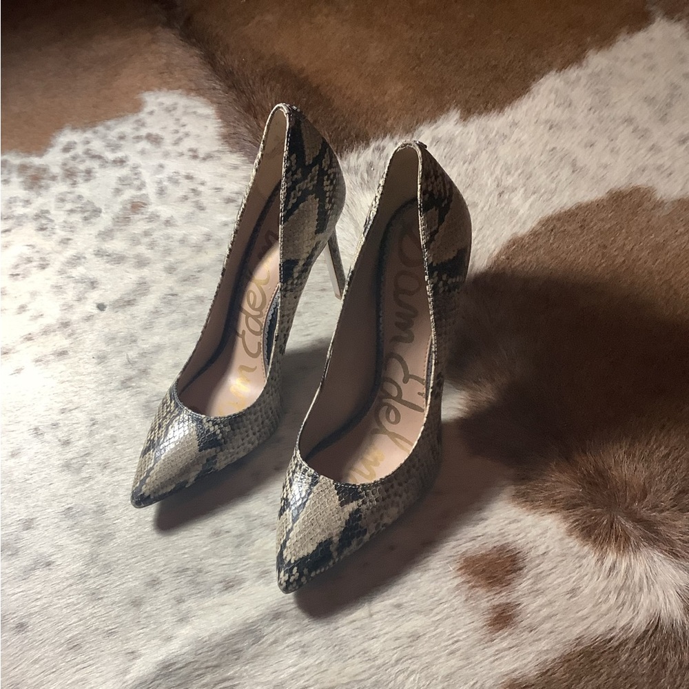 Ladies dress pumps